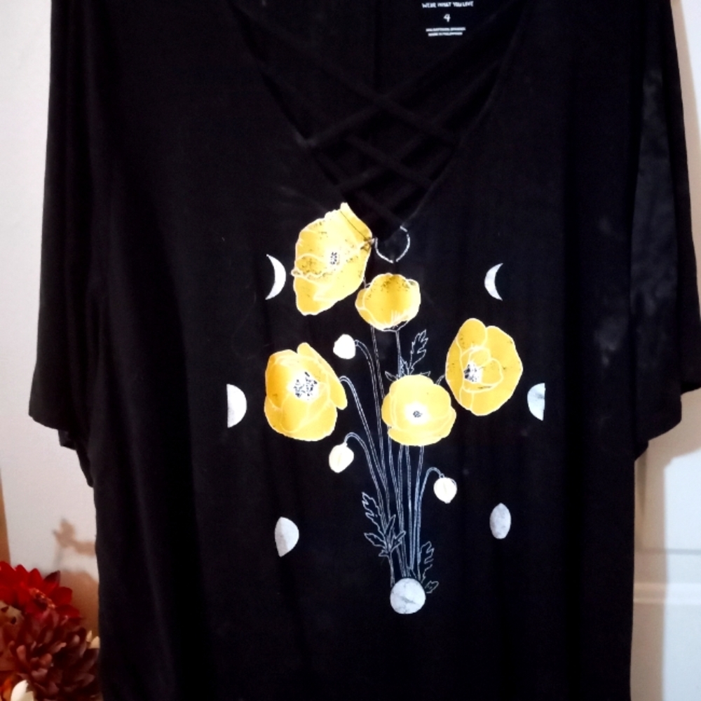 ISO...TORRID SZ 4 SHIRT - YELLOW POPPIES